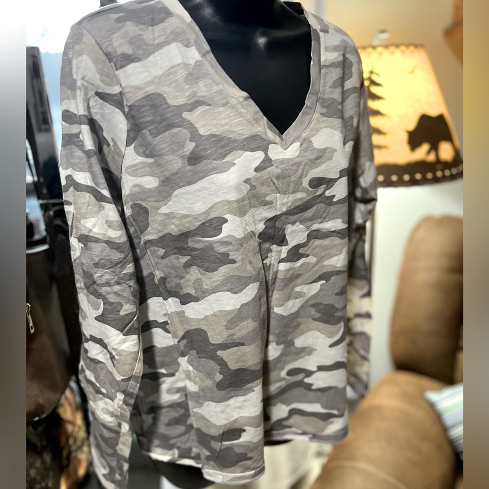 Women’s Vneck long sleeve